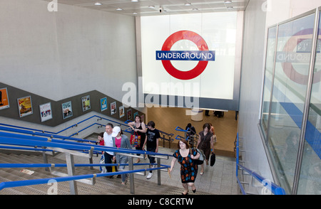 Les passagers à monter les escaliers d'une station de métro de Londres, Angleterre. Banque D'Images