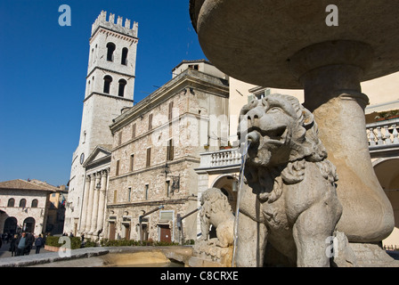 La Piazza del Comune, Assise, Pérouse, Ombrie, Italie Banque D'Images