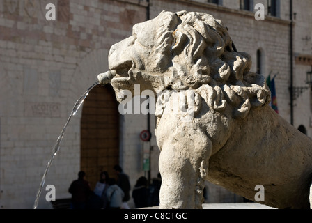 La Piazza del Comune, Assise, Pérouse, Ombrie, Italie Banque D'Images