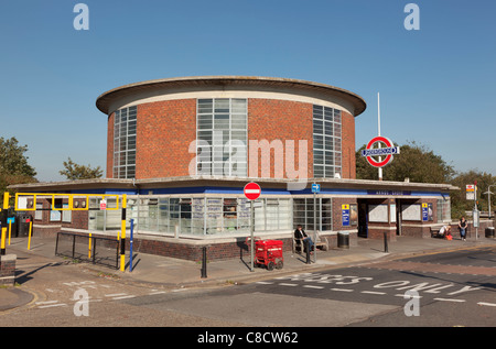 La station de métro Arnos Grove, Enfield, Londres Banque D'Images