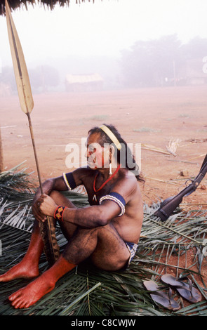 Un Ukre-village, au Brésil. Mote en chef à se préparer pour la chasse au petit matin ; zone indigène du Xingu, Etat de Para. Banque D'Images