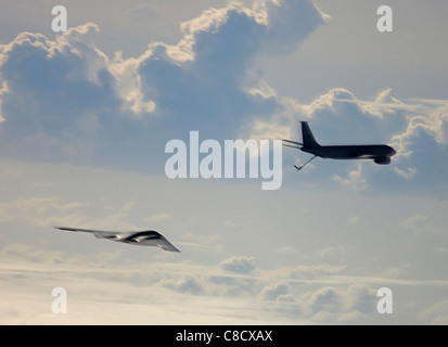 Un KC-135 Stratotanker du 28e Escadron expéditionnaire de ravitaillement en vol se prépare à faire le plein d'un B-2 Spirit Banque D'Images