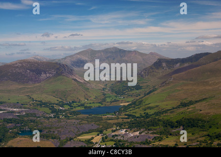 Avis de Snowdon et de l'ouest de la vallée de Nantlle ardoisières avec en premier plan le Snowdonia Gwynedd North Wales UK Banque D'Images