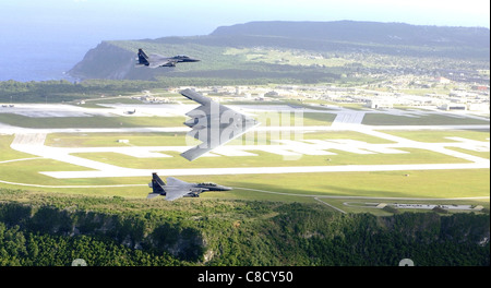 ANDERSEN AIR FORCE BASE, Guam -- F-15E Strike Eagles et un bombardier B-2 Spirit voler en formation sur la base. Banque D'Images
