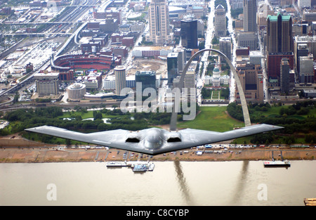 Le bombardier furtif B-2 Spirit, connu pour son design d'aile volante distinctif, est vu voler au-dessus de l'emblématique Louis Arch. Le B-2 est utilisé par l'US Air Force pour des missions de bombardement stratégique avec ses capacités furtives. Banque D'Images