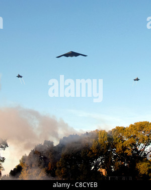 Un B-2 Spirit, flanqué de deux F-22 Raptors, survole la parade principale route pendant les cérémonies d'ouverture de la 118ème Rose Parade Banque D'Images