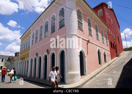 Cachoeira, Bahia, Brésil. Les bâtiments coloniaux peints de couleurs vives sur une rue pavée. Banque D'Images