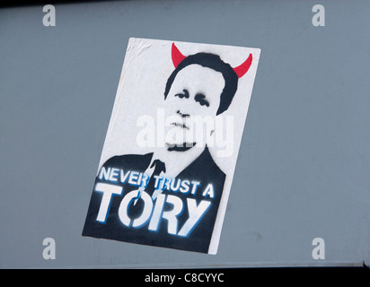 Ne faites jamais confiance à un conservateur d'art de l'affiche du Premier Ministre David Cameron, avec des cornes de diable rouge Cardiff Roath Wales UK Banque D'Images