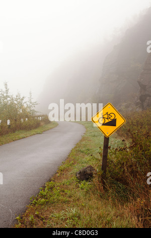 Un sentier signe pour les cyclistes sur la rive nord du lac Supérieur, indiquant une colline à venir - brumeux, temps couvert. Banque D'Images