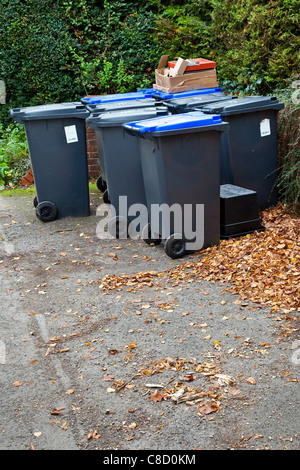 Un groupe d'ordures et recyclage wheelie bins par la route de la collecte, de l'UK Banque D'Images