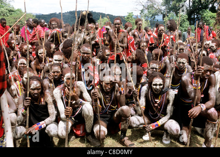 Lolgorian, au Kenya. Eunoto venant de l'âge de la cérémonie ; guerriers Masaï moran avec craie blanche traditionnelle peinture Corps de boue. Banque D'Images