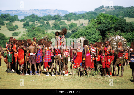 Lolgorian, au Kenya. Manyatta Masaï Siria ; groupe de Moran font leur 'traditionnels' danse saut ipid. Banque D'Images