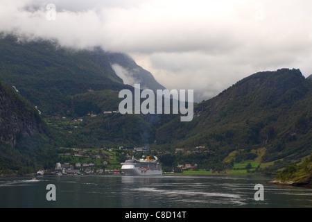 Fin de la célèbre fjord de Geiranger, Norvège avec bateau de croisière, tôt le matin Banque D'Images