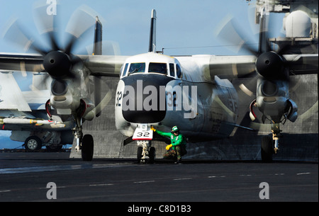 Un C-2A Greyhound de affectés à des fournisseurs de logistique de la flotte e Escadron de soutien au combat (RVC) se prépare à lancer 30 Banque D'Images