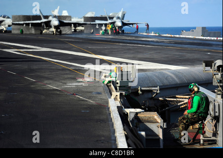 Un F/A-18F Super Hornet affectés à la Black Aces of Strike Fighter Squadron (VFA) 41 lance Banque D'Images