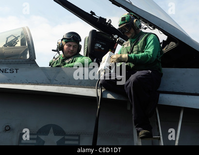 Charger le logiciel dans un F/A-18C Hornet affectés à l'Escadron de chasse Grève de Dragons (VFA) 192 Banque D'Images