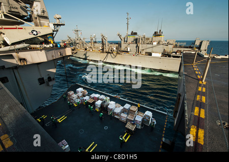 Déposer les marins à partir d'un avion cargo lors d'une reconstitution de l'élévateur vertical à bord du porte-avions Nimitz-classe Banque D'Images