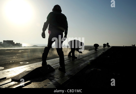 Les opérations de vol à bord du porte-avions USS JOHN C. STENNIS (CVN 74) Banque D'Images