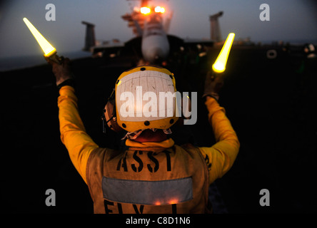 F/A-18F Super Hornet affectés à la Black Aces of Strike Fighter Squadron (VFA) 41 pendant les opérations de vol Banque D'Images