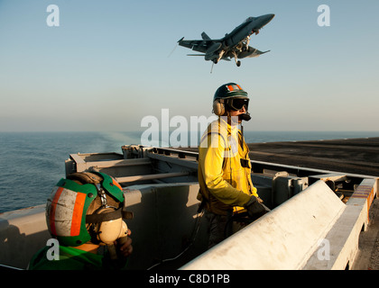 L'agent d'arrêt qu'un F/A-18C Hornet (VFA) terres 192 à bord du porte-avions USS JOHN C. STENNIS (CVN 74) Banque D'Images