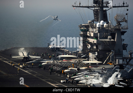 Préparer le lancement d'avions à bord du porte-avions USS JOHN C. STENNIS (CVN 74). Banque D'Images