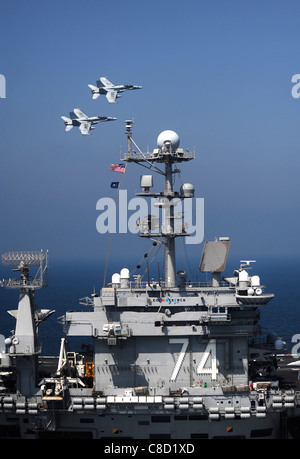 F/A-18C Hornet affectés à l'Escadron de chasse Grève de Dragons (VFA) 192 voler sur le porte-avions Stennis Banque D'Images