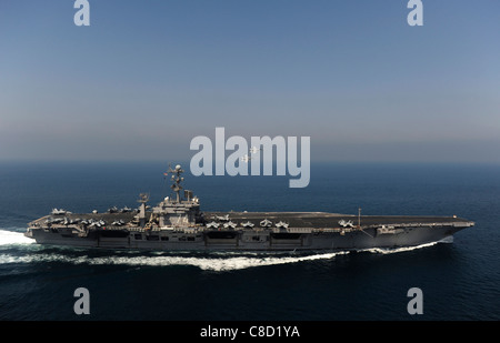 F/A-18C Hornet affectés à l'Escadron de chasse Grève de Dragons (VFA) 192 voler sur le porte-avions Stennis Banque D'Images