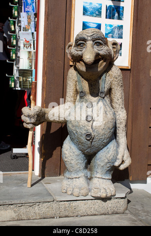 Statue d'un troll traditionnels en Norvège en face de la boutique Banque D'Images