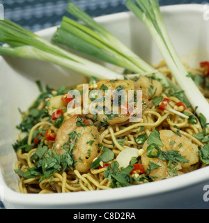 Crevettes à l'ail Chili sur nouilles dans bol Banque D'Images