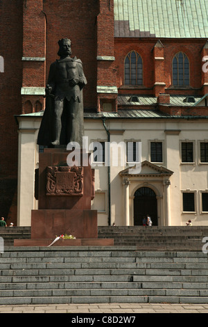 Statue du premier roi de Pologne Boleslas I le vaillant en face de la cathédrale de Gniezno, Pologne. Banque D'Images