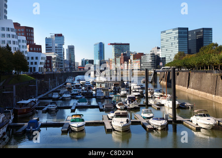 Un nouveau quartier Medienhafen, dans l'ancien port intérieur de Düsseldorf, en Allemagne. Marina, bureaux, architecture moderne, hôtels, bars. Banque D'Images