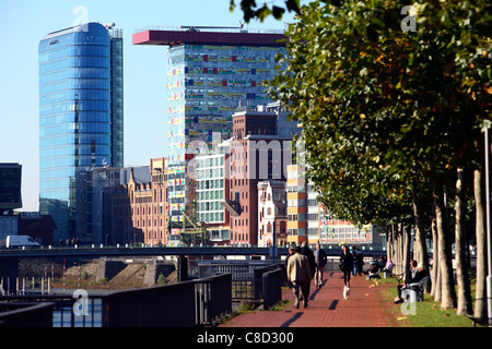 Un nouveau quartier Medienhafen, dans l'ancien port intérieur de Düsseldorf, en Allemagne. Marina, bureaux, architecture moderne, hôtels, bars. Banque D'Images