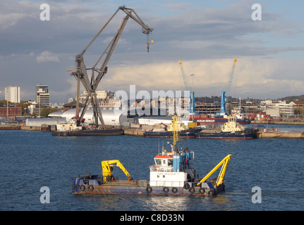 Un important port à conteneurs maritime prévoyant l'importation et l'exportation de marchandises commerciales pour la distribution, la consommation et l'industrie. Banque D'Images