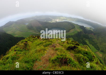 Vue sur Lagoa Santiago et la Sete Cidades vallée avec ses deux lacs Lagoa Azul et Lagoa Verde. Vu du point de vue du canario. Banque D'Images