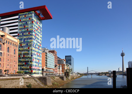 Colorium immeuble de bureaux dans le port intérieur edienhafen «» au bord du Rhin, Düsseldorf, Allemagne. Banque D'Images