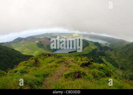 Vue sur Lagoa Santiago et la Sete Cidades vallée avec ses deux lacs Lagoa Azul et Lagoa Verde. Vu du point de vue du canario. Banque D'Images