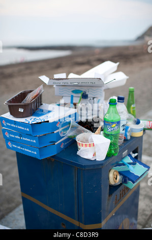 Les poubelles débordent sur l'Aberystwyth, promenade à la fin d'un chaud après-midi de septembre, le Pays de Galles UK Banque D'Images