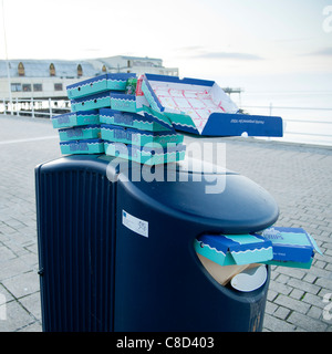 Poubelles plein de plats à emporter, fast food fish and chips cartons de boîtes de carton, Aberystwyth, Pays de Galles, Royaume-Uni Banque D'Images