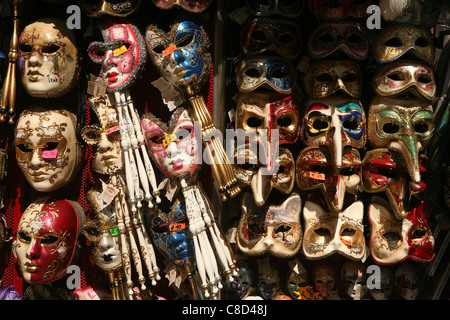 Masques vénitiens traditionnels dans un magasin de souvenirs à Venise, Italie. Banque D'Images