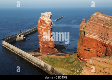 Ligne de falaise d'Helgoland avec la grande Anna, l'emblème de l'île de Helgoland. Banque D'Images