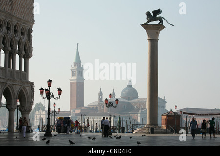 Colonne avec la statue du lion de Saint Marc sur la Piazzetta sur la Piazza San Marco à Venise, Italie. Banque D'Images