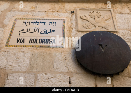 Cinquième Station, Simon de Cyrène, à la suite de Jésus' dernières étapes sur la Via Dolorosa à Jérusalem Banque D'Images