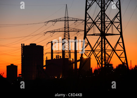 Lignes à haute tension, au coucher du soleil. 'Usine Cokery prospérer Haniel' à Bottrop, Allemagne. Banque D'Images