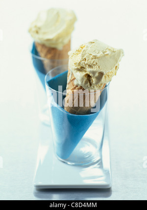 Vanilla ice cream cones in glass Banque D'Images