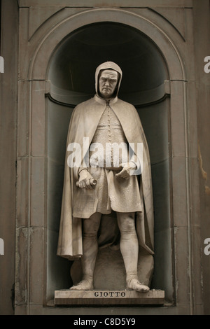 Statue du peintre Giotto à la façade principale de la Galerie des Offices à Florence, Italie. Banque D'Images