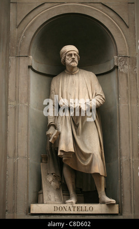 Statue du sculpteur Donatello Renaissance à la façade principale de la Galerie des Offices à Florence, Italie. Banque D'Images