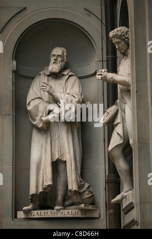 Statue de Galilée à la façade principale de la Galerie des Offices à Florence, Italie. Banque D'Images