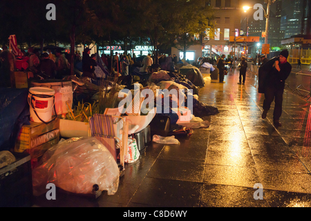 Occupy Wall Street des manifestants à Zuccotti Park dans le Lower Manhattan à New York en début d'Mercredi, 19 octobre 2011. Les manifestants ont été vivant à Zuccotti Park dans le quartier financier, à proximité de Wall Street pour protester contre l'influence de l'argent en politique ainsi qu'un pot-pourri de Banque D'Images