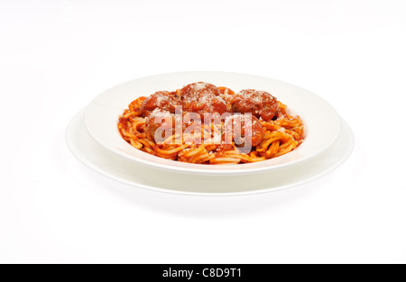 Une assiette de spaghetti et boulettes de viande garnie de fromage dans un bol blanc sur fond blanc. Banque D'Images