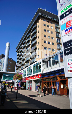 Le centre commercial de Feltham, High Street, Feltham, Arrondissement de Hounslow, Greater London, Angleterre, Royaume-Uni Banque D'Images